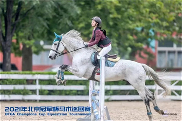 CKUR高二骑手杨慕茜:马术和学业我都要!大陆马 (2).jpg