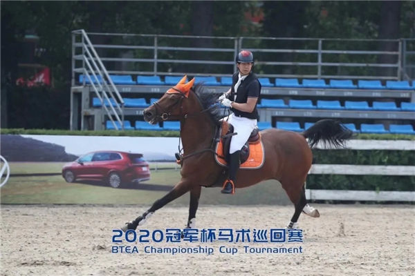 独揽两冠!CKUR中联骑士联盟17岁新星刘竞舟闪耀2020冠军杯马术巡回赛 青马网大陆马 (4).jpg