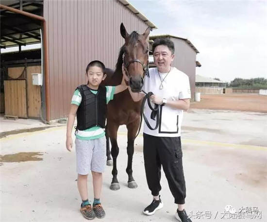 赛马就是这么老少皆宜!于谦父子现场督战旗下赛马出赛【视频】09.jpg