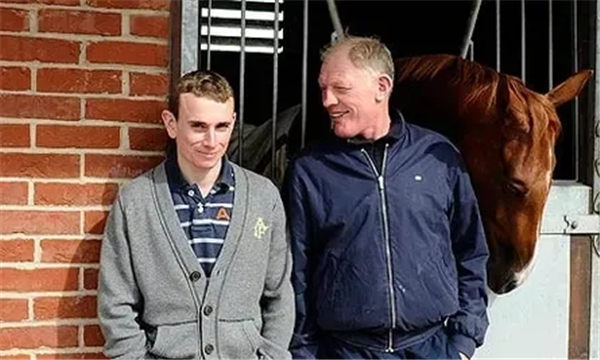 违反疫情管控 冠军骑师莫雅的练马师父亲被禁入赛马场7天 大陆赛马网.jpg