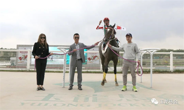 张明亮、陆金贵包揽2岁马赛事双冠!“骐骥东兴”、“飞霞踏雪”B组夺冠 大陆马 (3).jpg