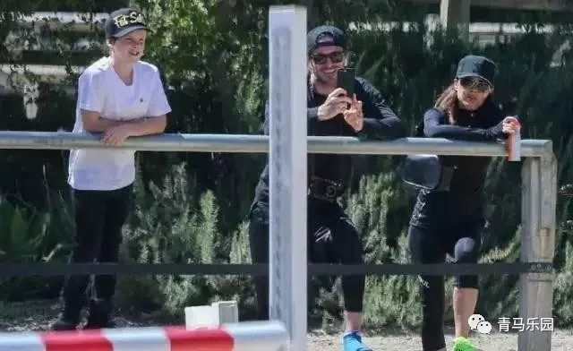 有马陪伴的童年就是这么与众不同!竟有这么多爱骑马的明星孩子!大陆赛马网 赛马 (9).jpg