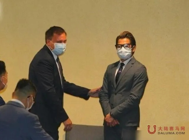 马场秀恩爱:天王郭富城携妻方媛现场观看爱驹“舞士精神”比赛 大陆赛马网 赛马网 赛马 (11).jpg