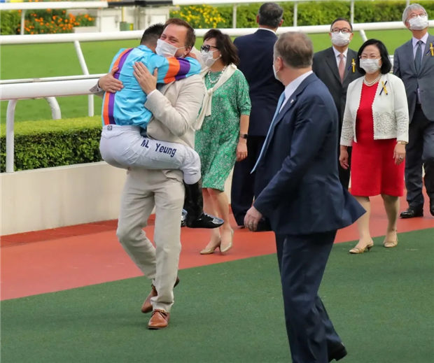 中国香港本土赛马骑师杨明纶首度分级赛夺冠 大陆赛马网 (1).jpg