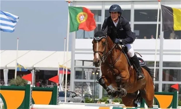 鸟巢大师赛马术冠军、瑞典骑手亨里克·冯·艾克曼与未婚妻将移居荷兰 青马网大陆马.jpg