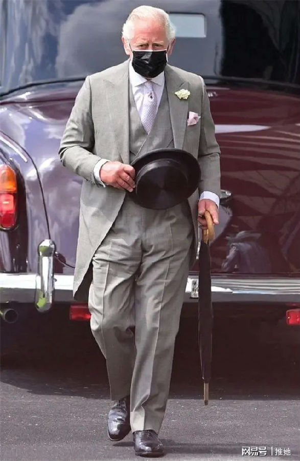 一年半后,英国人终于迎来了这场久违的狂欢,12000人盛装出席英国皇家雅士谷赛马会。 (7).jpg