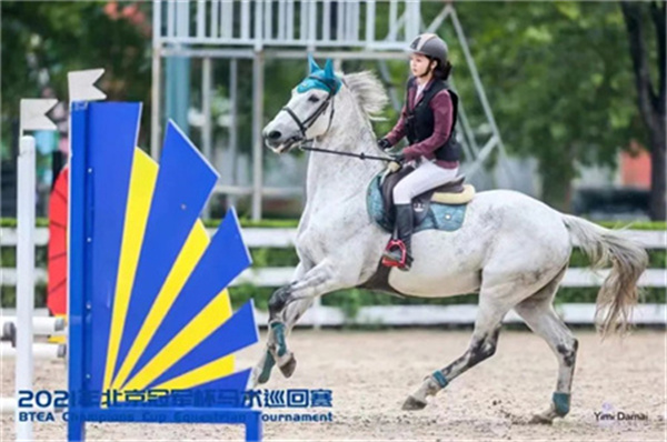 CKUR高二骑手杨慕茜:马术和学业我都要!大陆马 (1).jpg