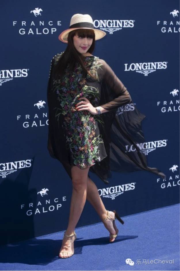 赛马场上体会真正的法式优雅:这么穿戴就是戴安娜优雅小姐! 24.jpg
