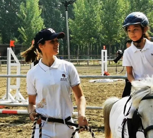 有马陪伴的童年就是这么与众不同!竟有这么多爱骑马的明星孩子!大陆赛马网 赛马 (16).jpg
