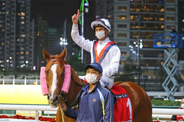 潘顿跑马地再胜四场头马:两个比赛日共追9场缩小骑师榜差距 大陆马.jpg