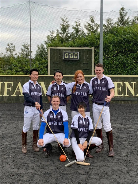 中国新生代马球手亮相英国御林军赛事 大陆马 (1).jpg