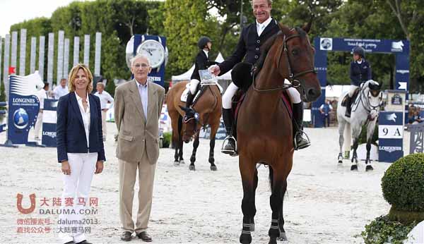 环球马术冠军赛巴黎站 东道主60岁骑手取得开门红 大陆赛马网.jpg