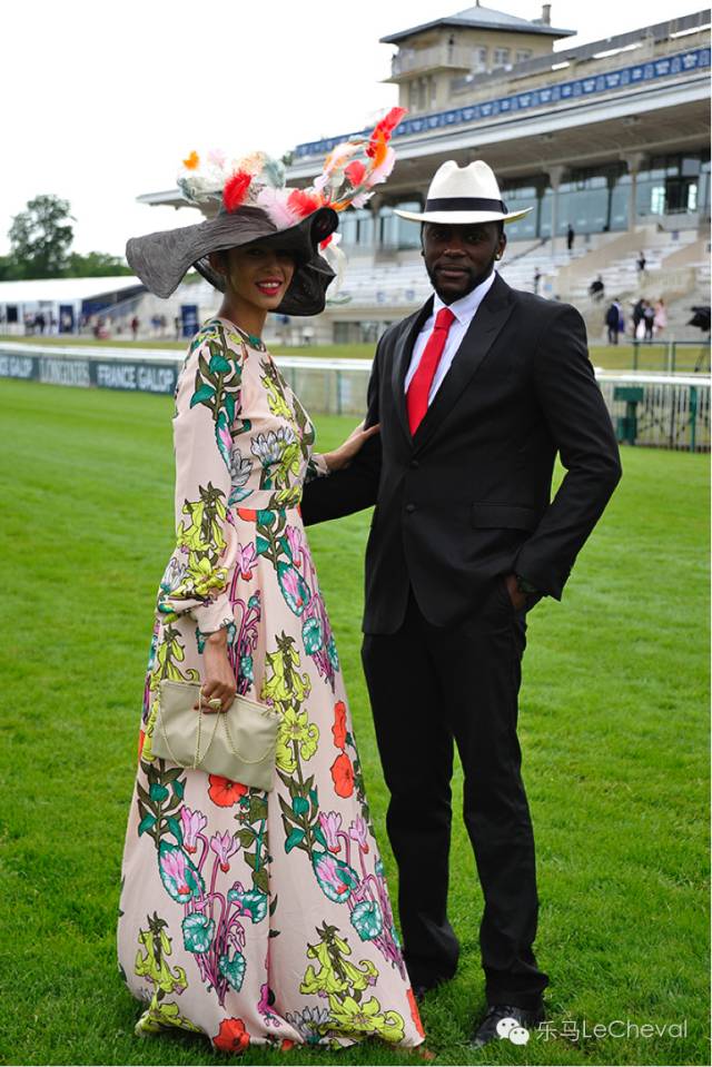 赛马场上体会真正的法式优雅:这么穿戴就是戴安娜优雅小姐! 32.jpg