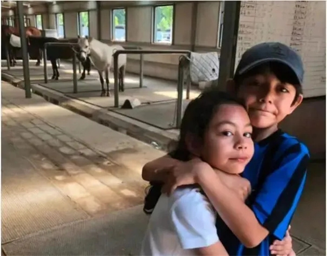 有马陪伴的童年就是这么与众不同!竟有这么多爱骑马的明星孩子!大陆赛马网 赛马 (14).jpg