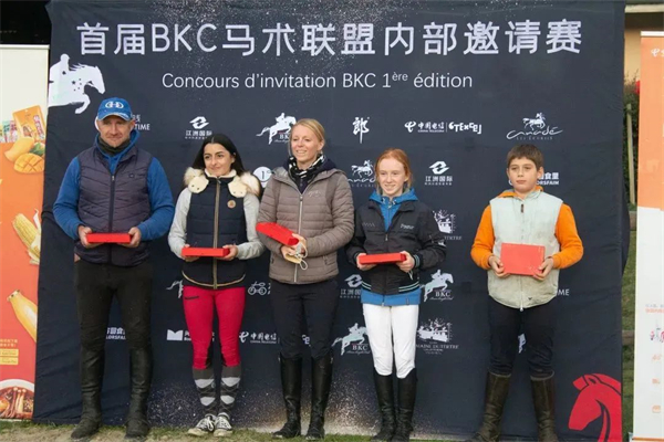 接触马术12年 任伊芳在法国开创华人马术俱乐部 大陆马 (1).jpg