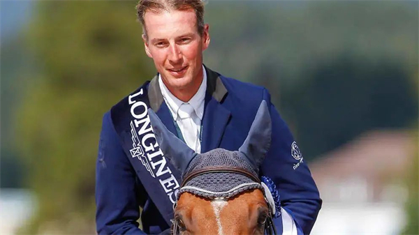 瑞士骑手0罚分问鼎国际马联三星级1.5米大奖赛 大陆马.jpg