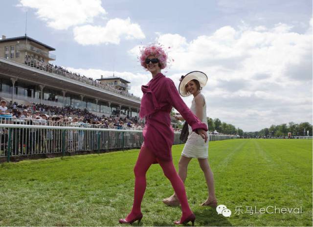 赛马场上体会真正的法式优雅:这么穿戴就是戴安娜优雅小姐! 5.jpg
