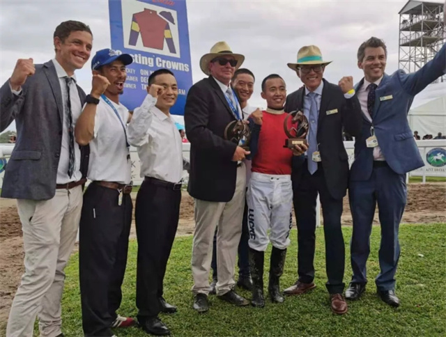 中国内地的速度赛马进入冬歇期,但中国赛马人的海外捷报频传,这一次为我们带来喜讯的是大陆目前唯一在国外征战的骑师——覃勇 (3).jpg