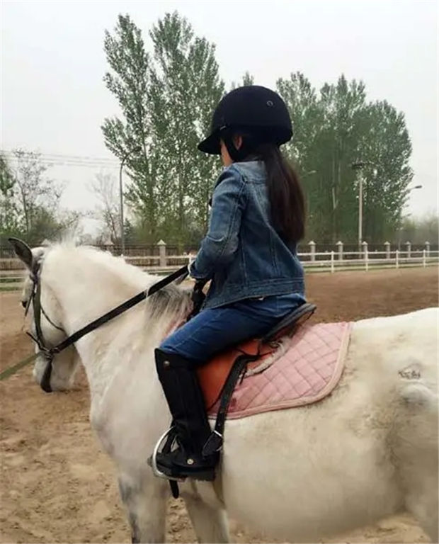 章子怡带着4岁女儿去上马术课啦!为啥明星们都送孩子去骑马? 青马网大陆马 (7).jpg