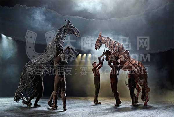 战马Joey亮相北京嘉里中心《战马》艺术展即将上演 大陆赛马网.jpg