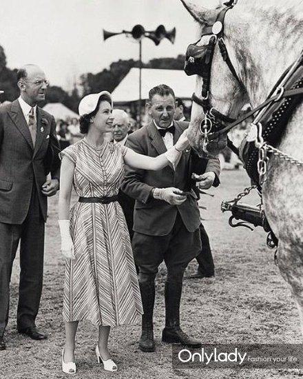 女人们如何抢走英国皇室赛马会的风头 大陆赛马网.jpg