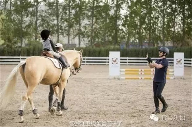 章子怡带着4岁女儿去上马术课啦!为啥明星们都送孩子去骑马? 青马网大陆马 (6).jpg