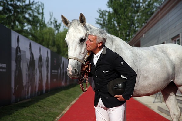 法国骑手Roger-Yves Bost与马匹wavanta在马术世界杯赛场 大陆赛马网