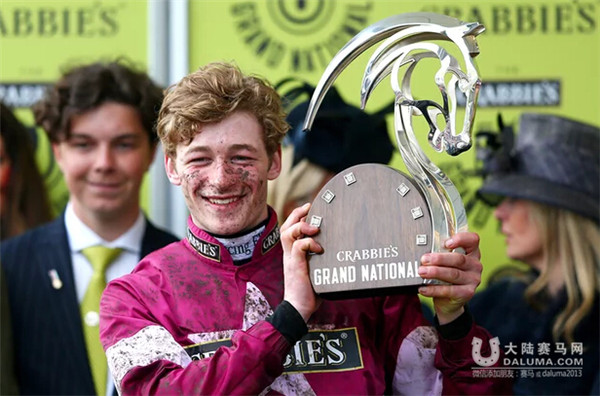 39匹马参赛23人坠马!19岁骑师2016英国国家障碍大赛马夺冠 大陆赛马网 (2).jpg