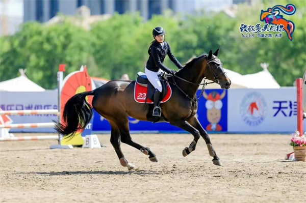 CKUR中联骑士联盟初中小骑手巩梓钰:8年马术学习,更自控更自信! 大陆马 (6).png