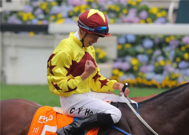 两匹7岁赛马“川河尊驹”“美丽传承”演绎经典!何泽尧力克潘顿首夺一级赛冠军!大陆赛马网 (2).jpg