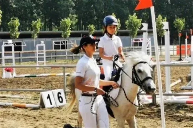 有马陪伴的童年就是这么与众不同!竟有这么多爱骑马的明星孩子!大陆赛马网 赛马 (17).jpg