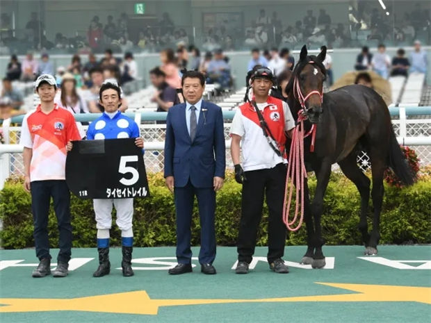 40岁日本赛马骑师中谷雄太正式挂靴退役:2018年曾遭遇重伤 大陆赛马网.jpg