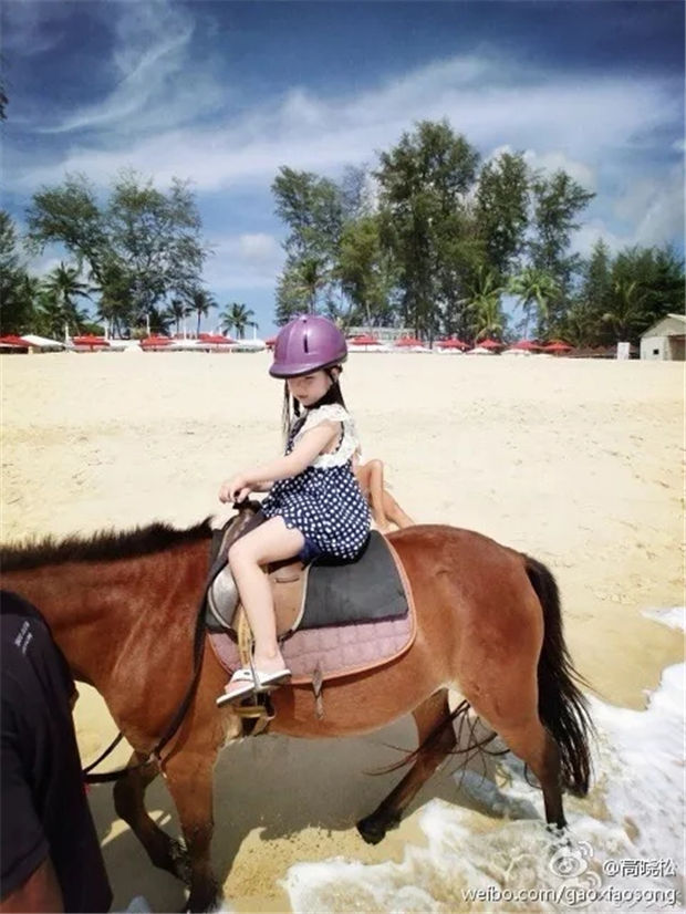 章子怡带着4岁女儿去上马术课啦!为啥明星们都送孩子去骑马? 青马网大陆马 (8).jpg