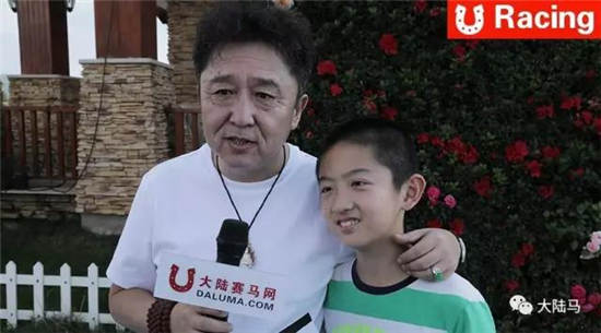 赛马就是这么老少皆宜!于谦父子现场督战旗下赛马出赛【视频】01.jpg