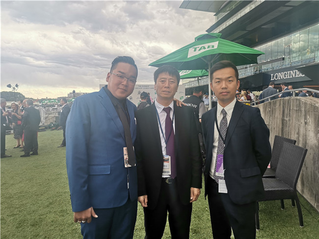 图:从左至右分别为德利会创始人杜家安、中国玉龙马业董事长张月胜、大陆赛马网创始人兼CEO李鹏.jpg