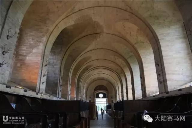 把戴安娜大奖赛带到你身边②:百年古堡是赛马场最美背景 7.jpg