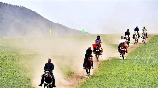 肃南草原迎来旅游季 传统赛马活动吸睛