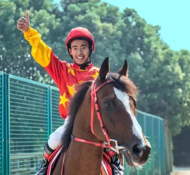 中国内地的速度赛马进入冬歇期,但中国赛马人的海外捷报频传,这一次为我们带来喜讯的是大陆目前唯一在国外征战的骑师——覃勇 (4).jpg