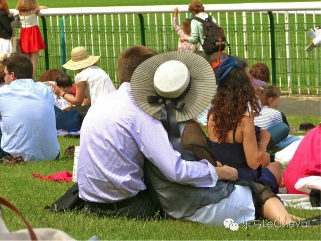 赛马场上体会真正的法式优雅:这么穿戴就是戴安娜优雅小姐! 29.jpg