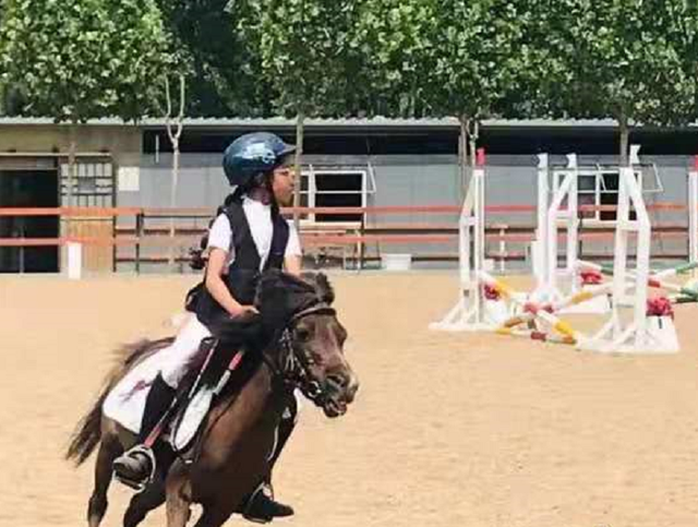 有马陪伴的童年就是这么与众不同!竟有这么多爱骑马的明星孩子!大陆赛马网 赛马 (2).png