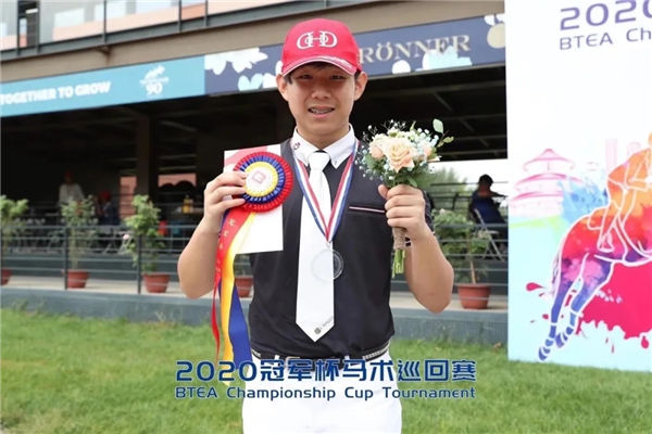 独揽两冠!CKUR中联骑士联盟17岁新星刘竞舟闪耀2020冠军杯马术巡回赛 青马网大陆马 (1).jpg