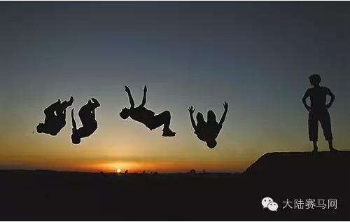 英国跑酷高手连续挑战30个马术障碍 高难动作令人惊叹2.jpg