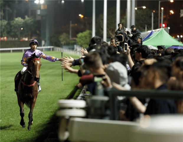 史上首位靠骑马一年赚了1亿奖金的中国人 大陆赛马网 (2).jpg