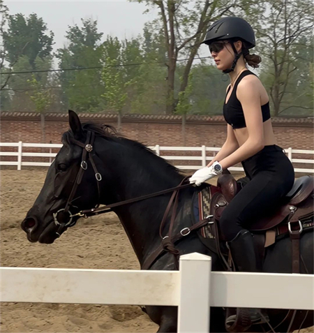 110万人关注!谷爱凌马背炫腹~一般人千万不要学! 大陆马 (3).jpg