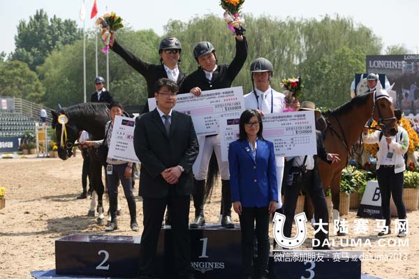 2015马术世界杯第一站60-90C青少年及马主赛颁奖 大陆赛马网.jpg
