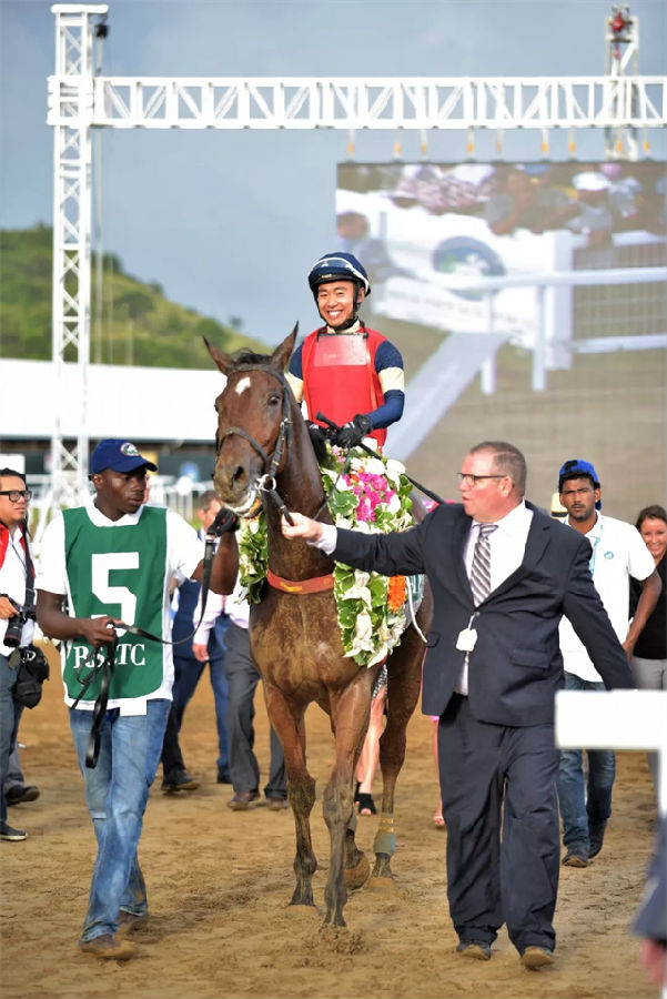 中国内地的速度赛马进入冬歇期,但中国赛马人的海外捷报频传,这一次为我们带来喜讯的是大陆目前唯一在国外征战的骑师——覃勇 (7).jpg