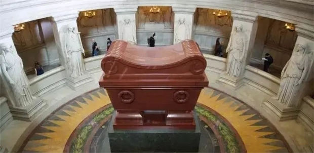 走进法兰西军事博物馆,看唯一被制作成标本的拿破仑战马 大陆赛马网 (3).jpg