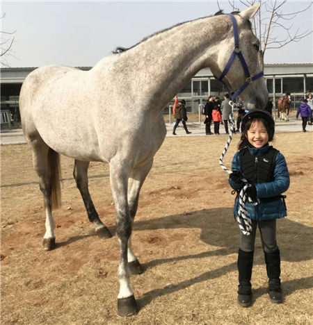 5岁小女孩胡妤暄:迫不及待想参加比赛,与我的马儿一起庆祝胜利! 青马网大陆马 (4).jpg