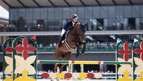 三项赛奥运冠军迈克尔·荣格登顶场地障碍二星级1.45米大赛冠军宝座 大陆马.jpg