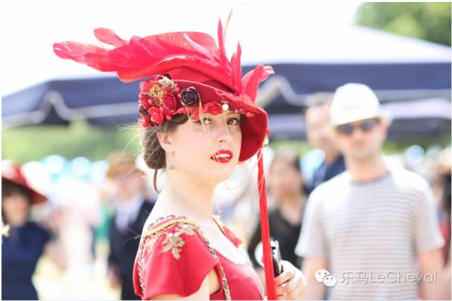 赛马场上体会真正的法式优雅:这么穿戴就是戴安娜优雅小姐! 15.jpg